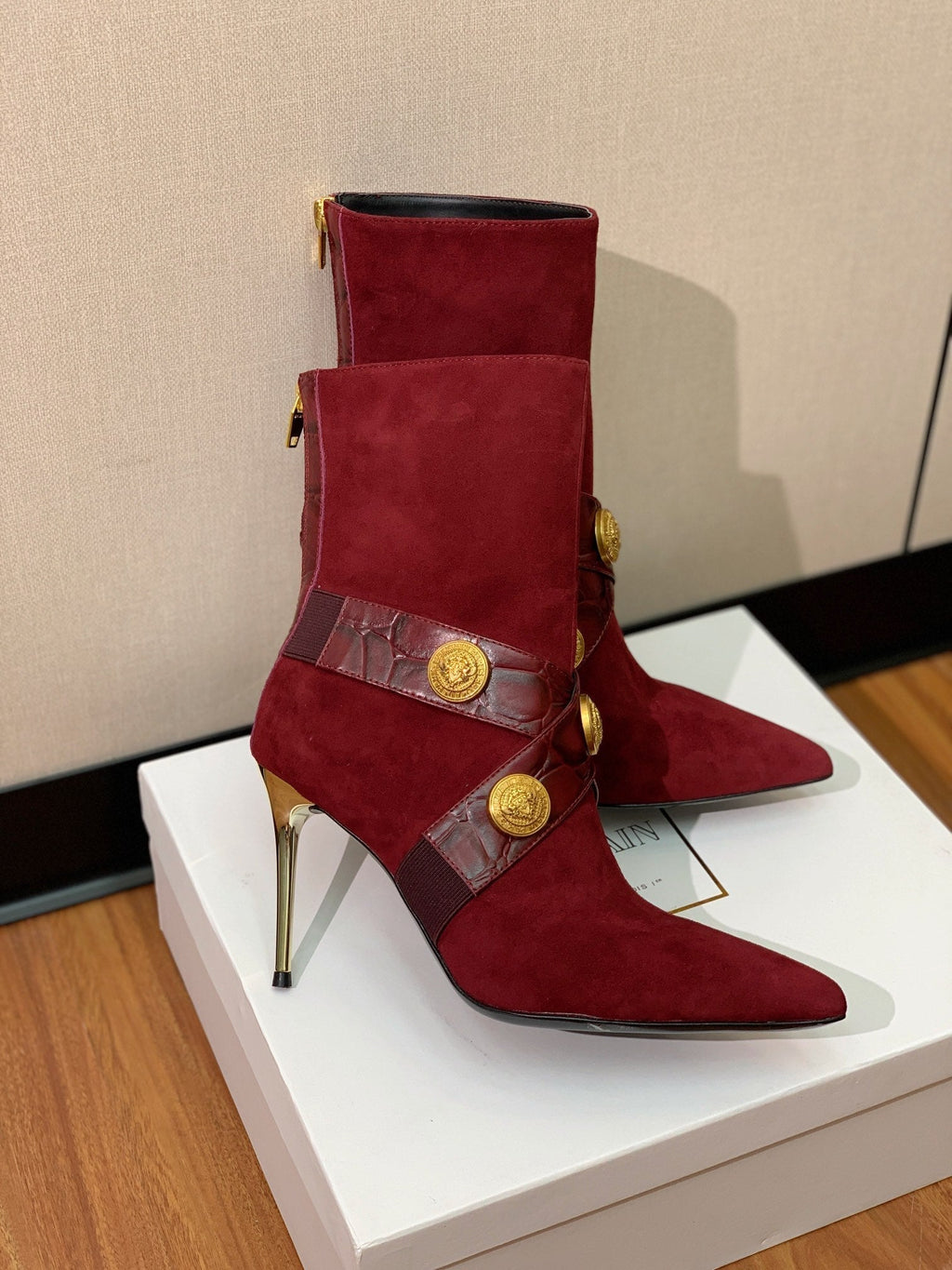 BM 26S Pointed-Toe Boots 10.5cm Gold Logo Buttons Burgundy Suede & Embossed Leather 111352