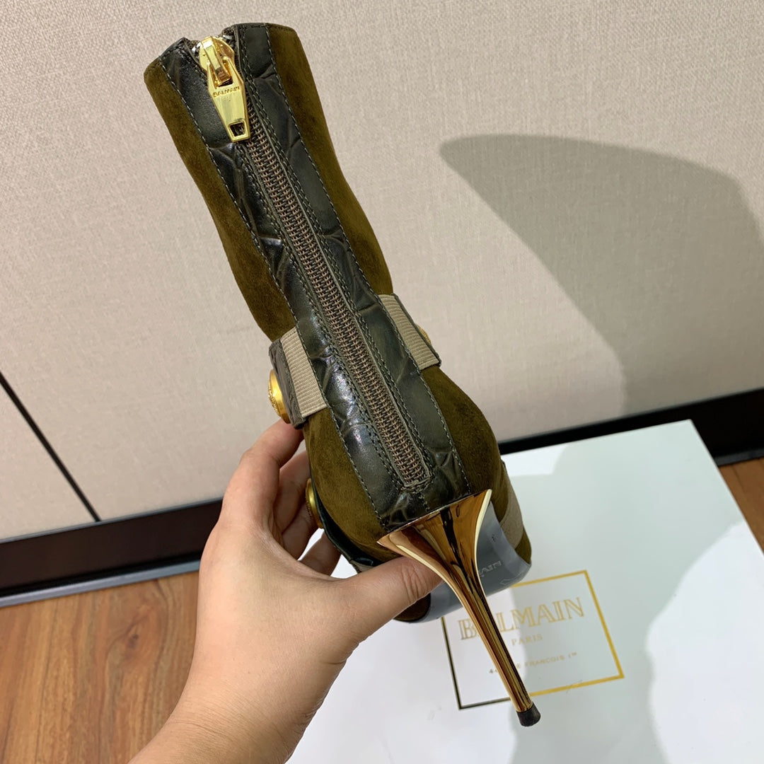 BM 26S Pointed-Toe Boots 10.5cm Gold Logo Buttons Dark Olive Green Suede & Embossed Leather 111351