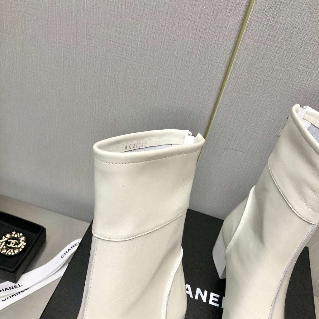 BLOCK HEEL ANKLE BOOTS IN WHITE CALFSKIN