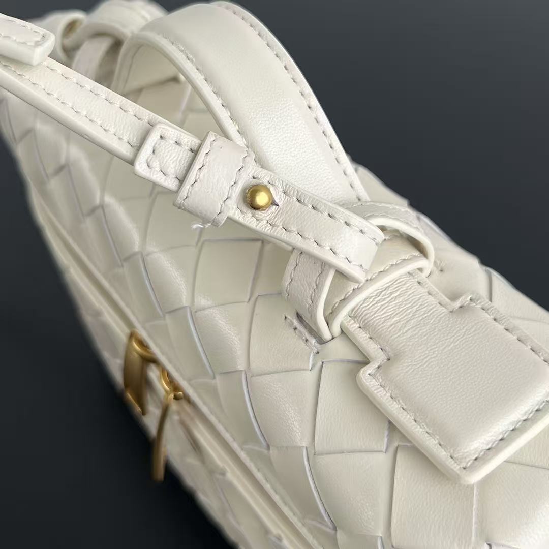 BANG BANG 22 VANITY CASE IN WHITE CALFSKIN