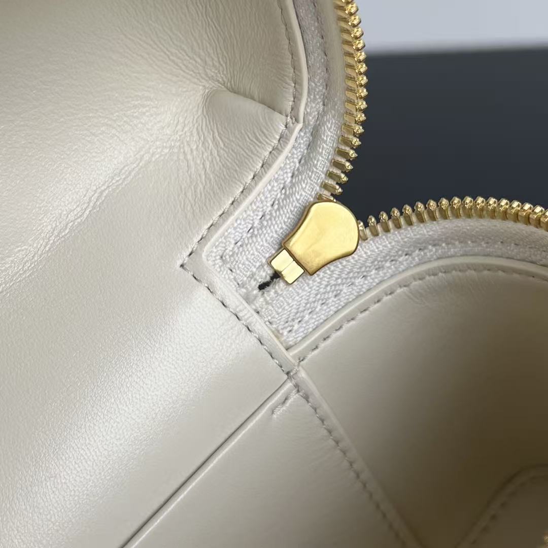 BANG BANG 22 VANITY CASE IN WHITE CALFSKIN