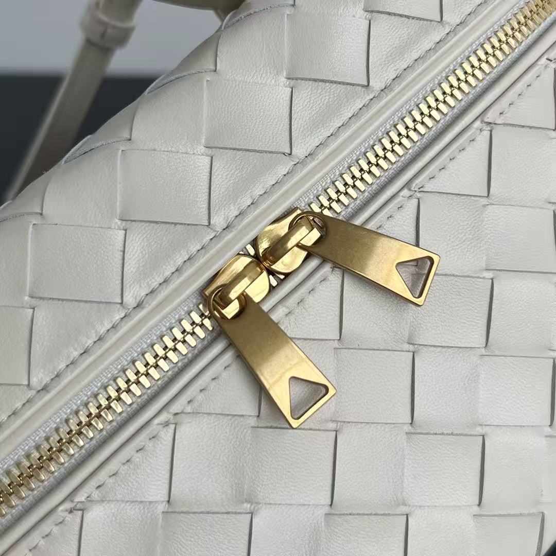 BANG BANG 22 VANITY CASE IN WHITE CALFSKIN