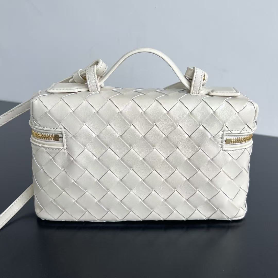 BANG BANG 22 VANITY CASE IN WHITE CALFSKIN