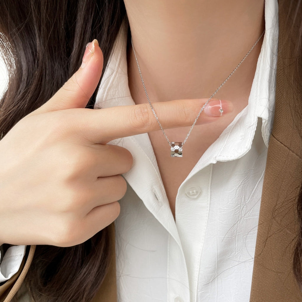 BEE MINI PEDANT ZIRCONIA NECKLACE