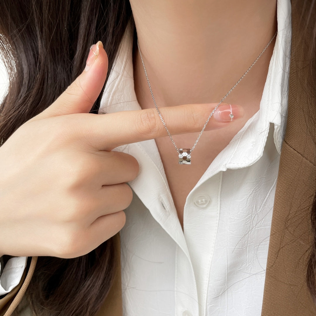 BEE MINI PEDANT ZIRCONIA NECKLACE