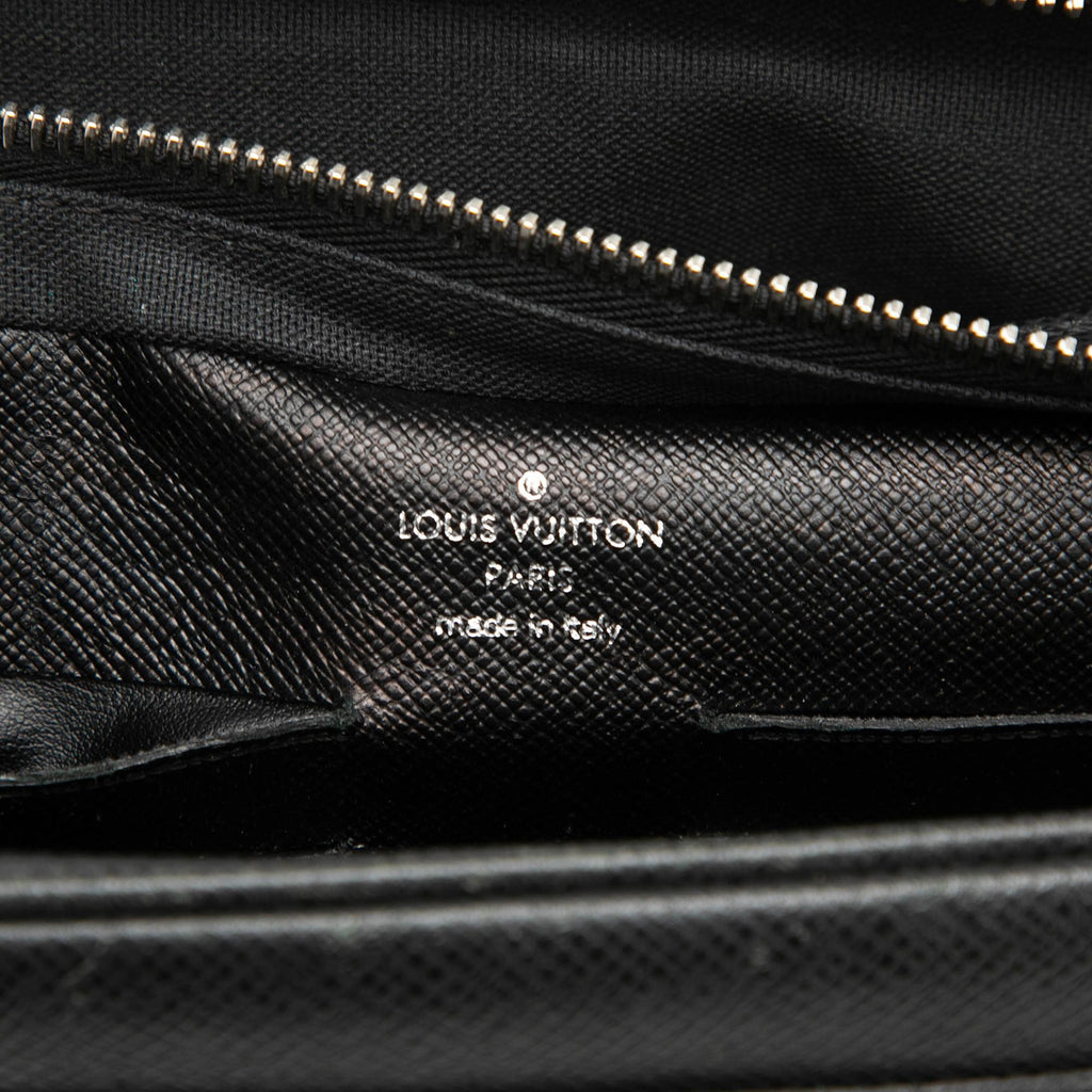 Louis Vuitton Taiga Neo Pavel