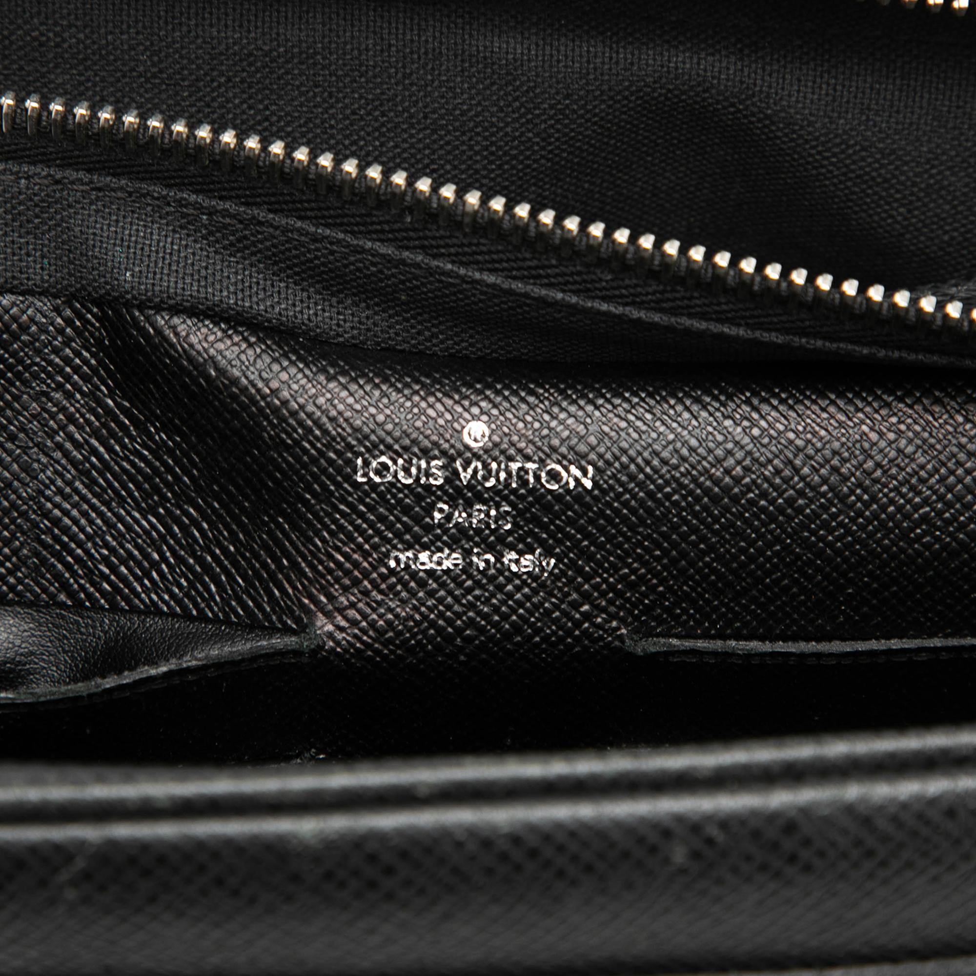 Louis Vuitton Taiga Neo Pavel