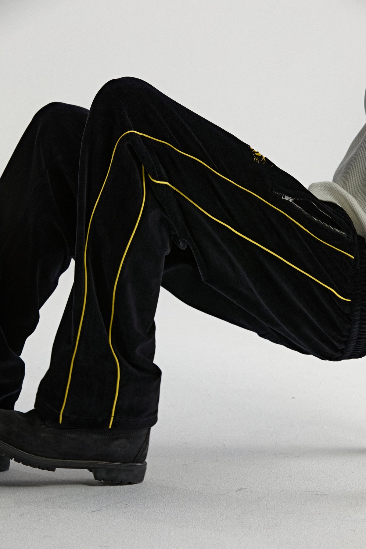 OUTLINE VELOUR TRACK PANT