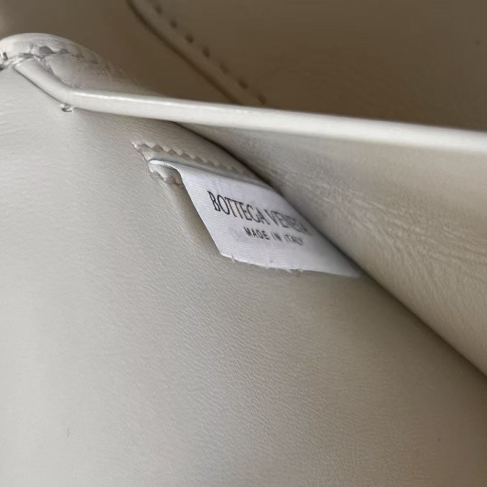 BANG BANG 22 VANITY CASE IN WHITE CALFSKIN