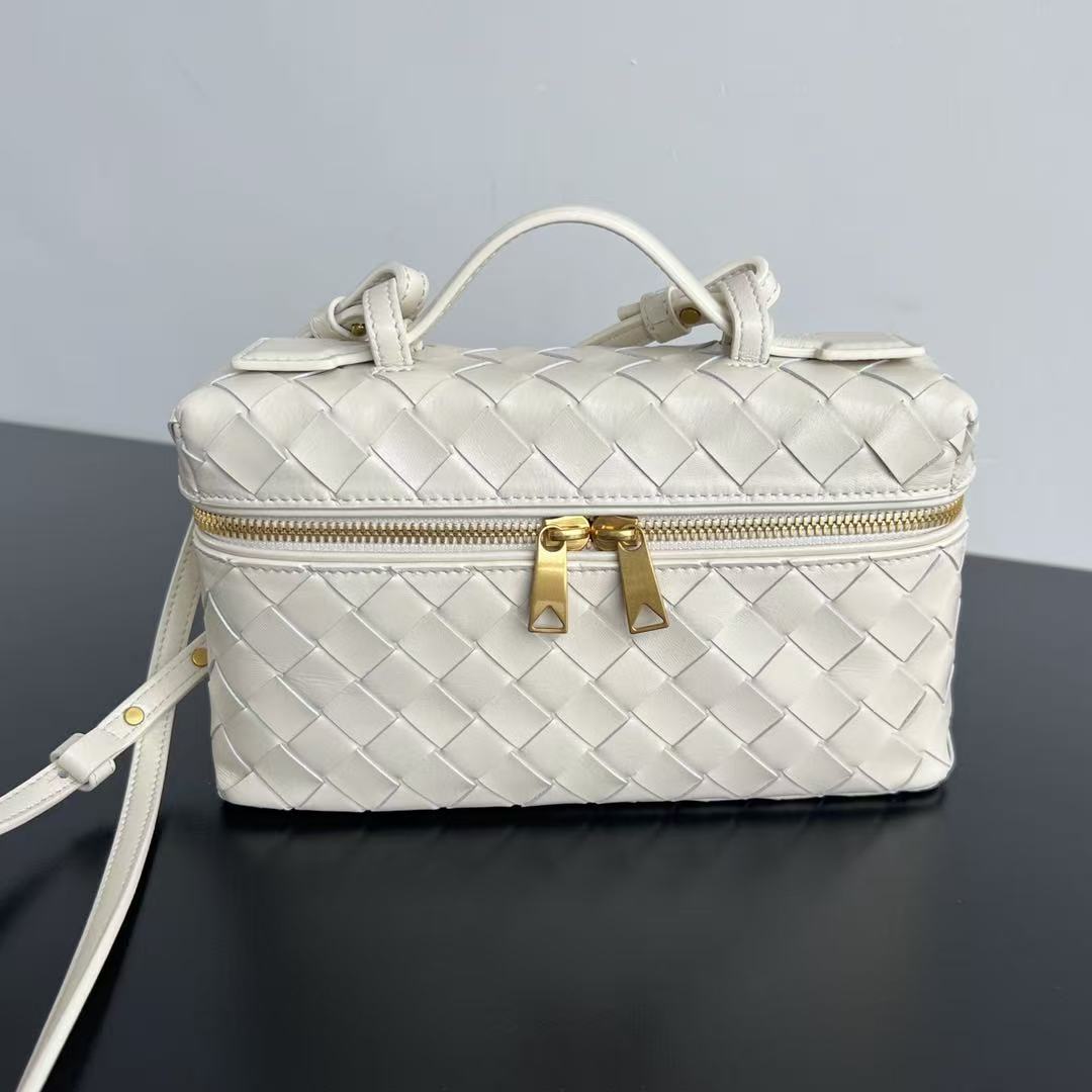 BANG BANG 22 VANITY CASE IN WHITE CALFSKIN