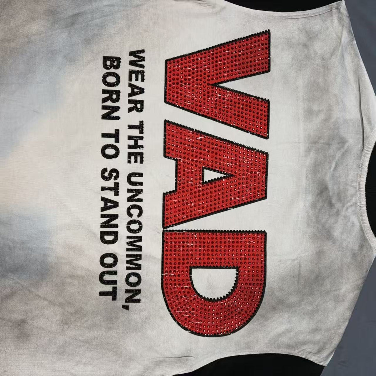 VARE ALL DAY Washed Contrast-Sleeve Graphic T-Shirt