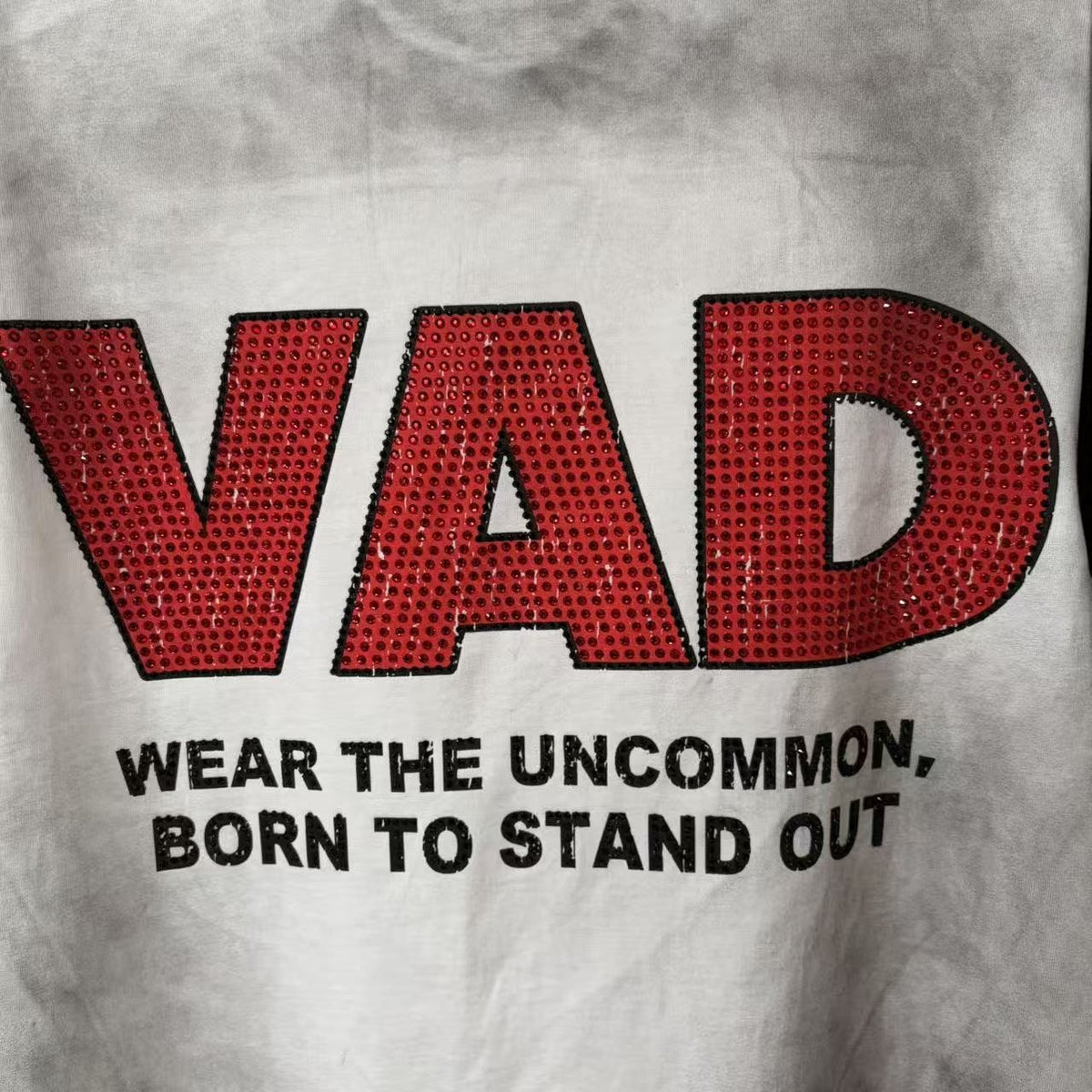 VARE ALL DAY Washed Contrast-Sleeve Graphic T-Shirt