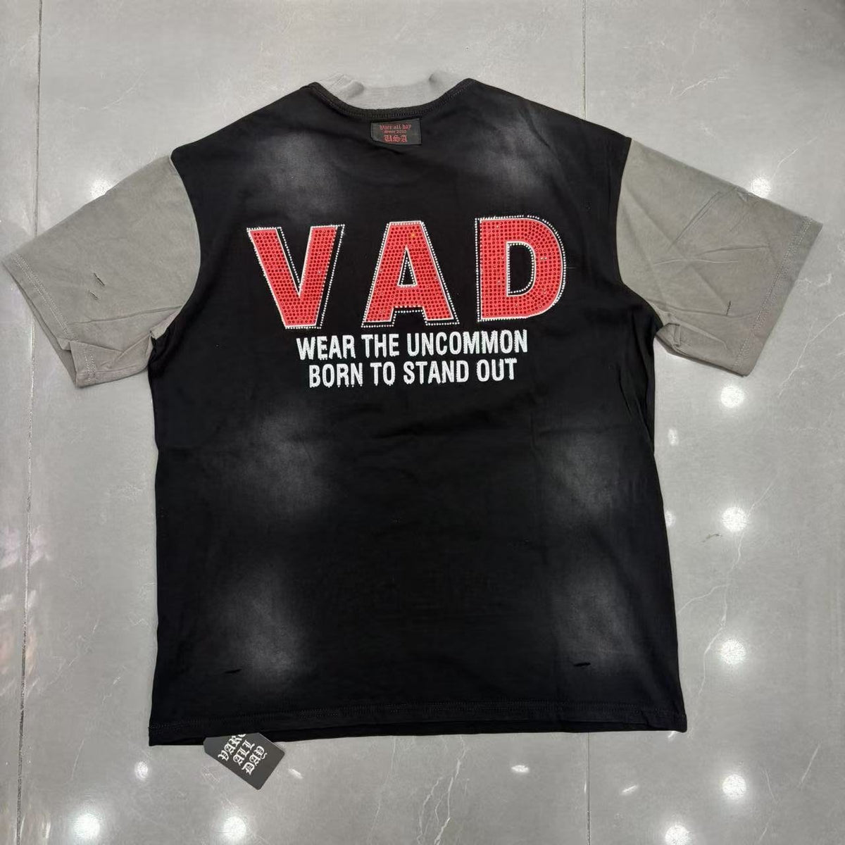 VARE ALL DAY Portrait Graphic Contrast-Sleeve T-Shirt