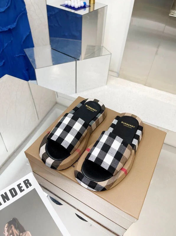 Burberry 26 Check Slippers Light Brown Black in Cotton Linen 729730