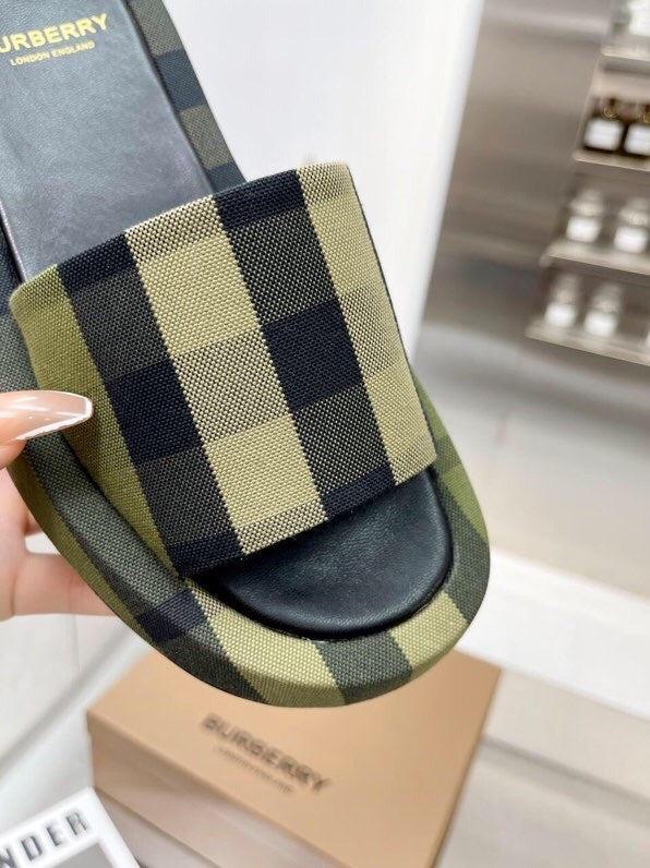 Burberry 26 Check Slippers Green Black in Cotton Linen 729728