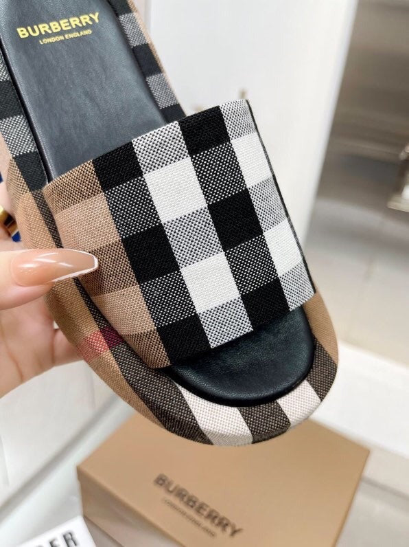 Burberry 26 Check Slippers Light Brown Black in Cotton Linen 729730
