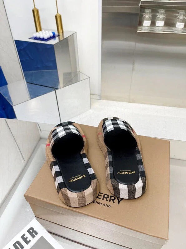 Burberry 26 Check Slippers Light Brown Black in Cotton Linen 729730