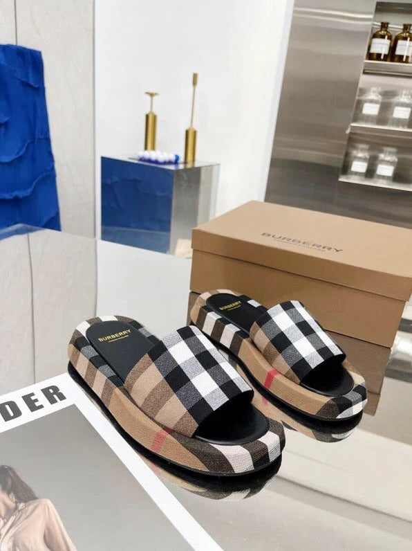 Burberry 26 Check Slippers Light Brown Black in Cotton Linen 729730