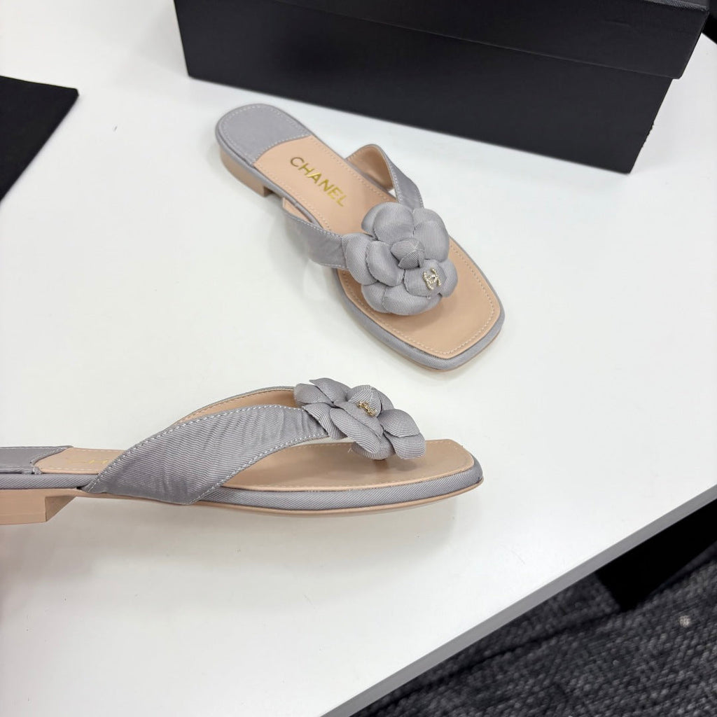 CC 25 Camellia Thong Sandals Grey Beige Sheepskin And Fabric 368837