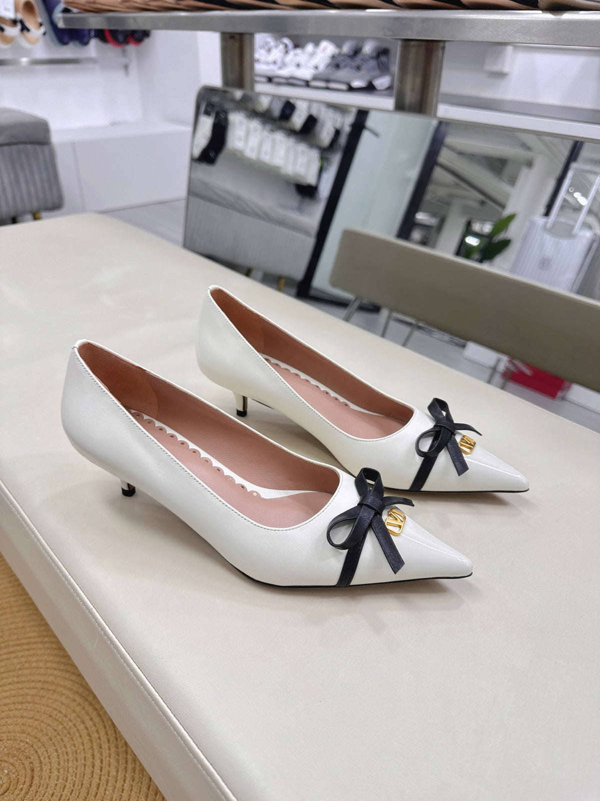 Bepointy Pump Bow In White Cowhide And Patent Leather Pale Pink Sheepskin Linning 304262