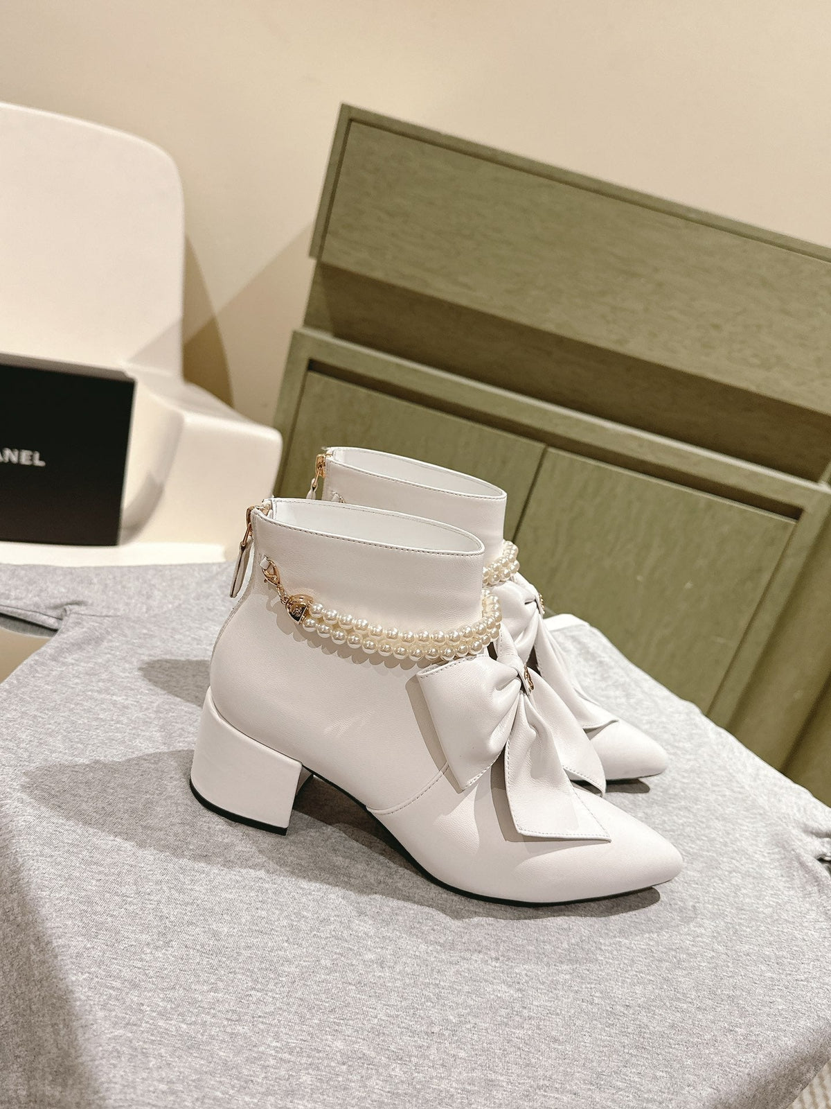 CC 24A Pearl Bow Ankle Boots 65mm White Sheepskin 447470