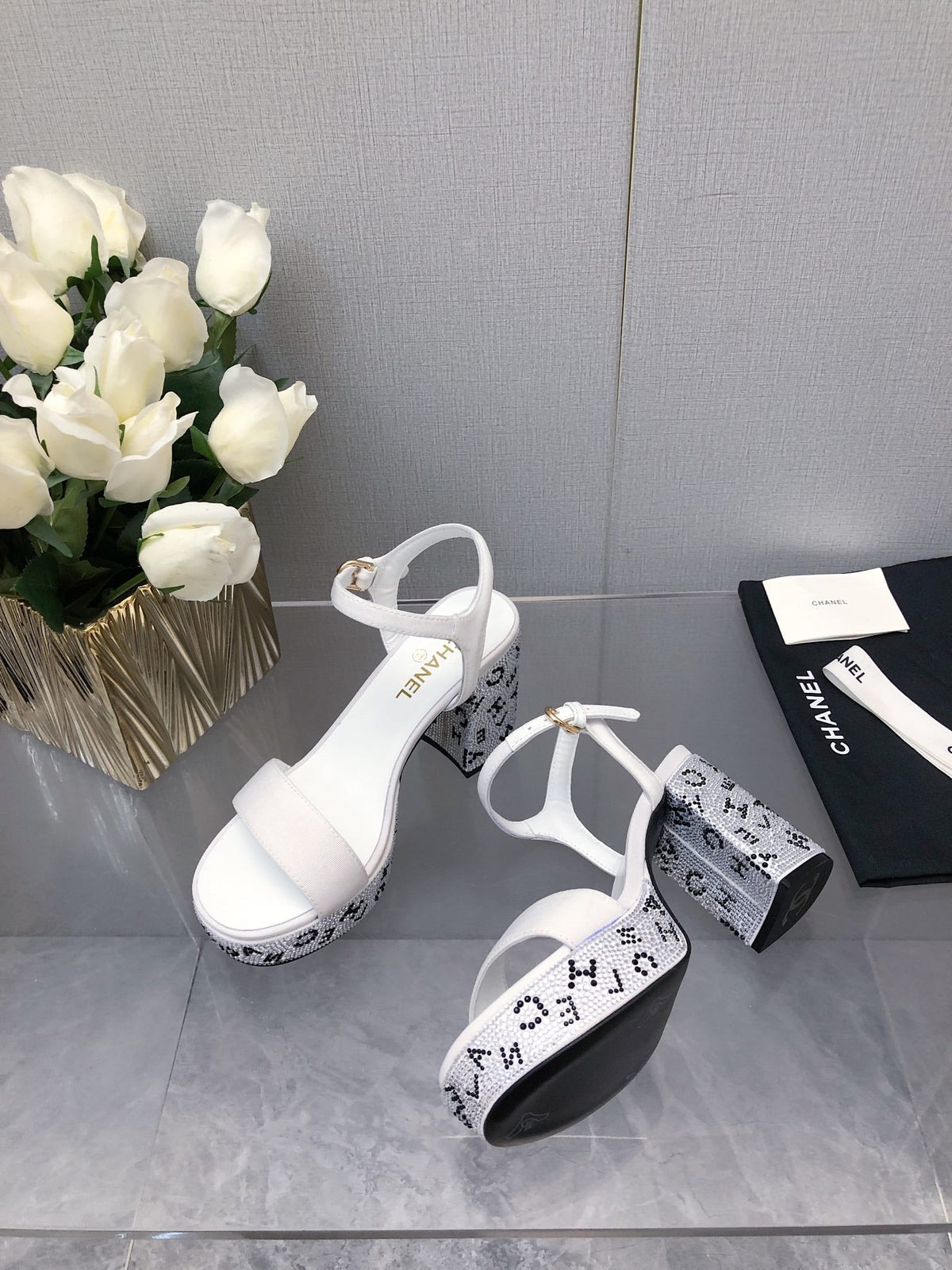 BLOCK HEEL WITH CRYSTAL 9 CM SANDAL IN WHITE FABRIC