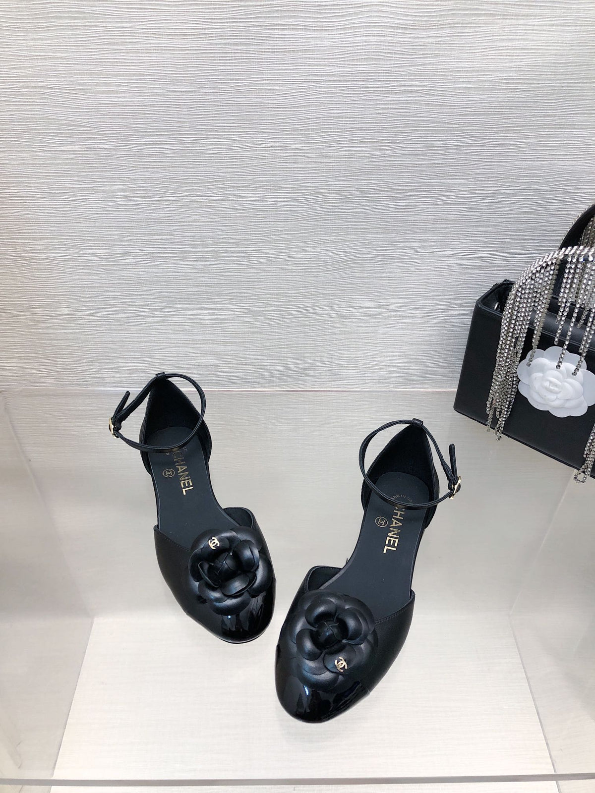 BLACK LAMBSKIN CAMELLIA HOLLOW SANDAL