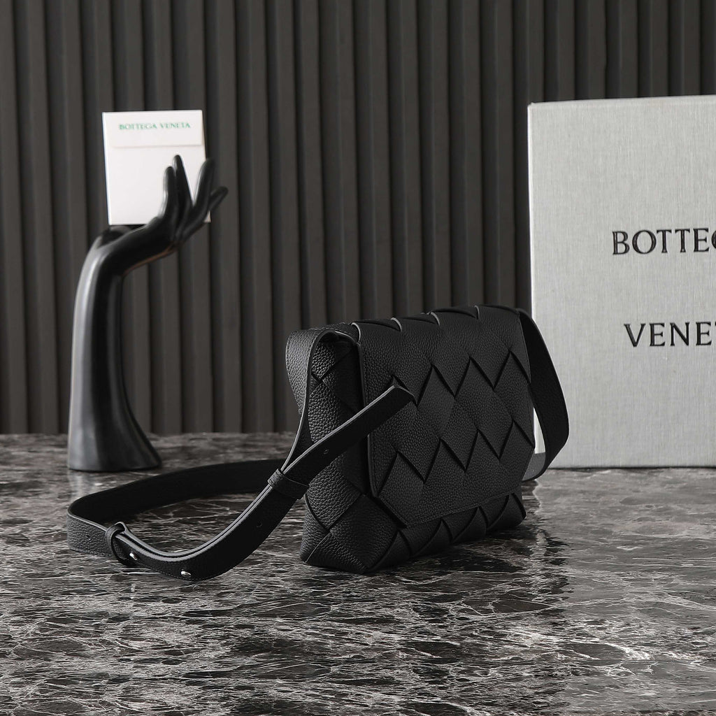 BV 25S DIAGO SHOULDER BAG 25.5 IN BLACK GRAIN COWHIDE