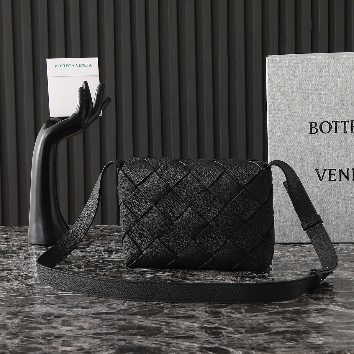 BV 25S DIAGO SHOULDER BAG 25.5 IN BLACK GRAIN COWHIDE