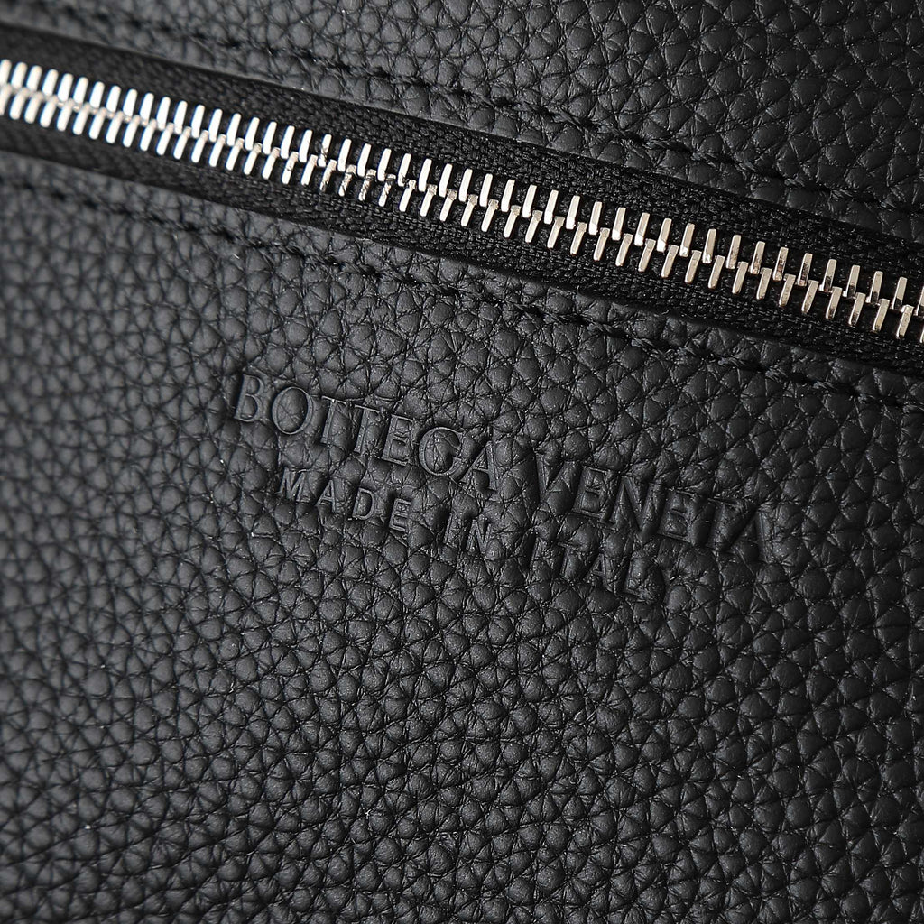 BV 25S DIAGO SHOULDER BAG 25.5 IN BLACK GRAIN COWHIDE