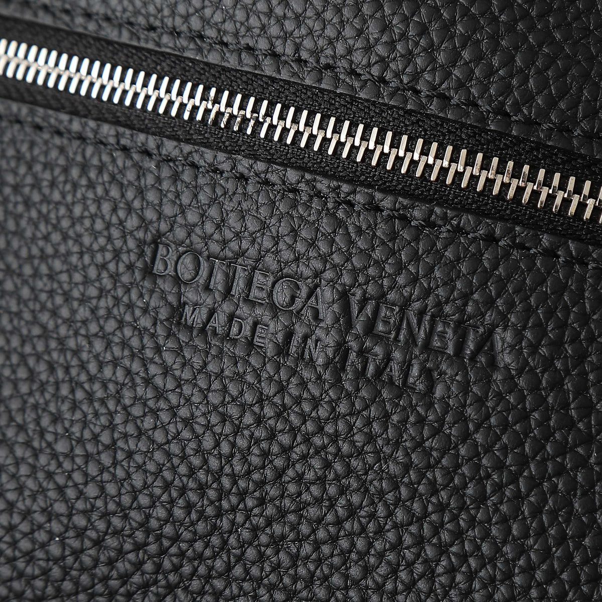 BV 25S DIAGO SHOULDER BAG 25.5 IN BLACK GRAIN COWHIDE