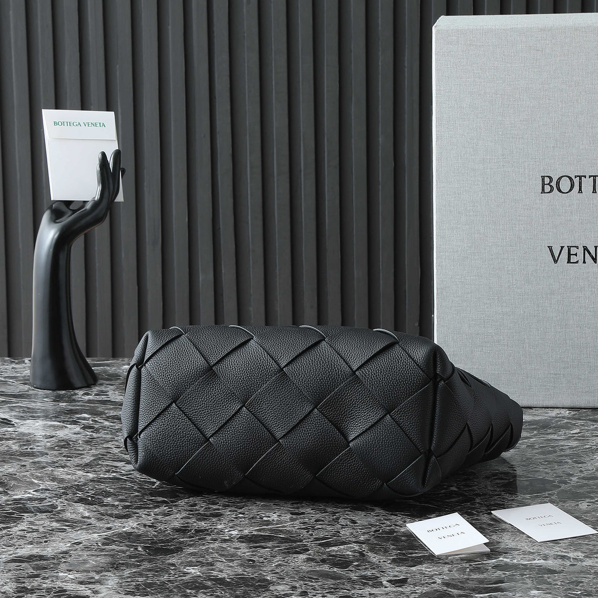 BV 25S DIAGO HOBO 39 IN BLACK GRAIN COWHIDE