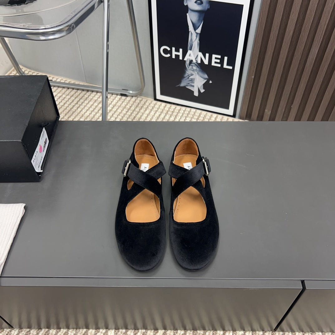 Alaila Criss Cross Ballet Flats In Black Velvet 996039