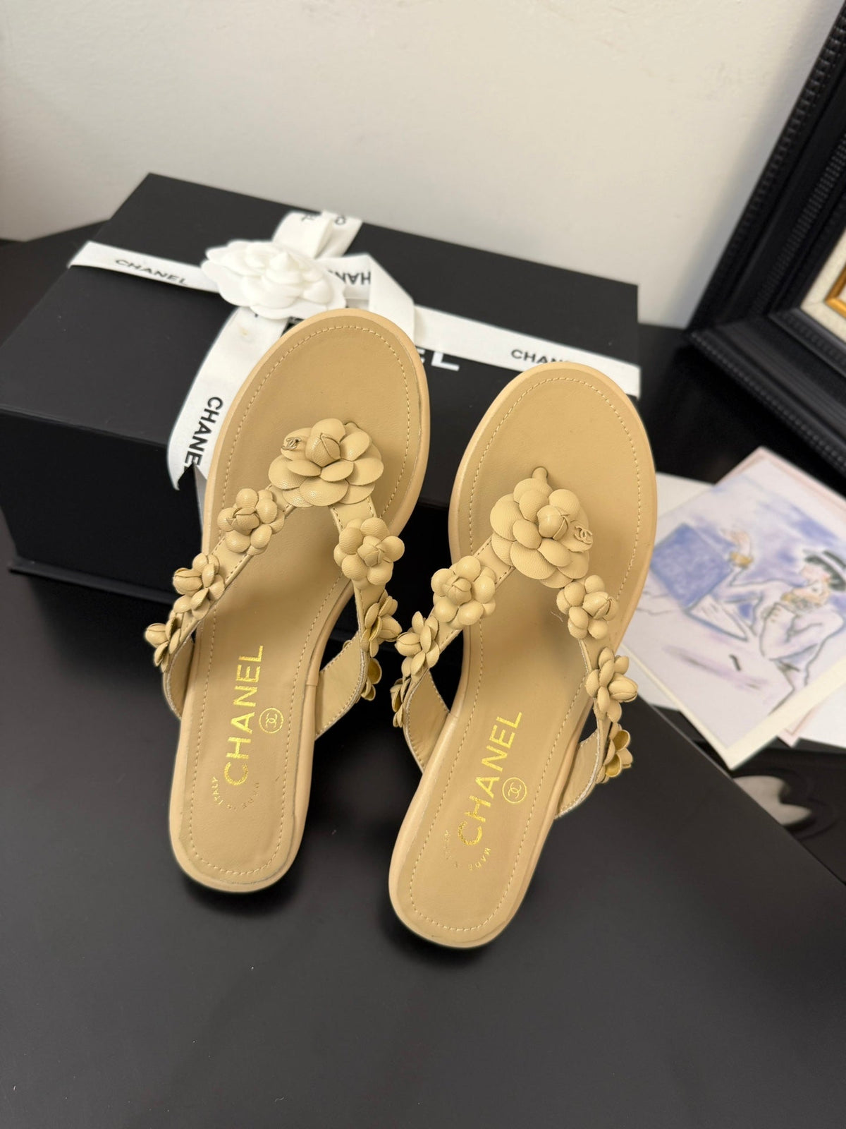 CC 25 Flower Thong Slippers Beige Cowhide 233417