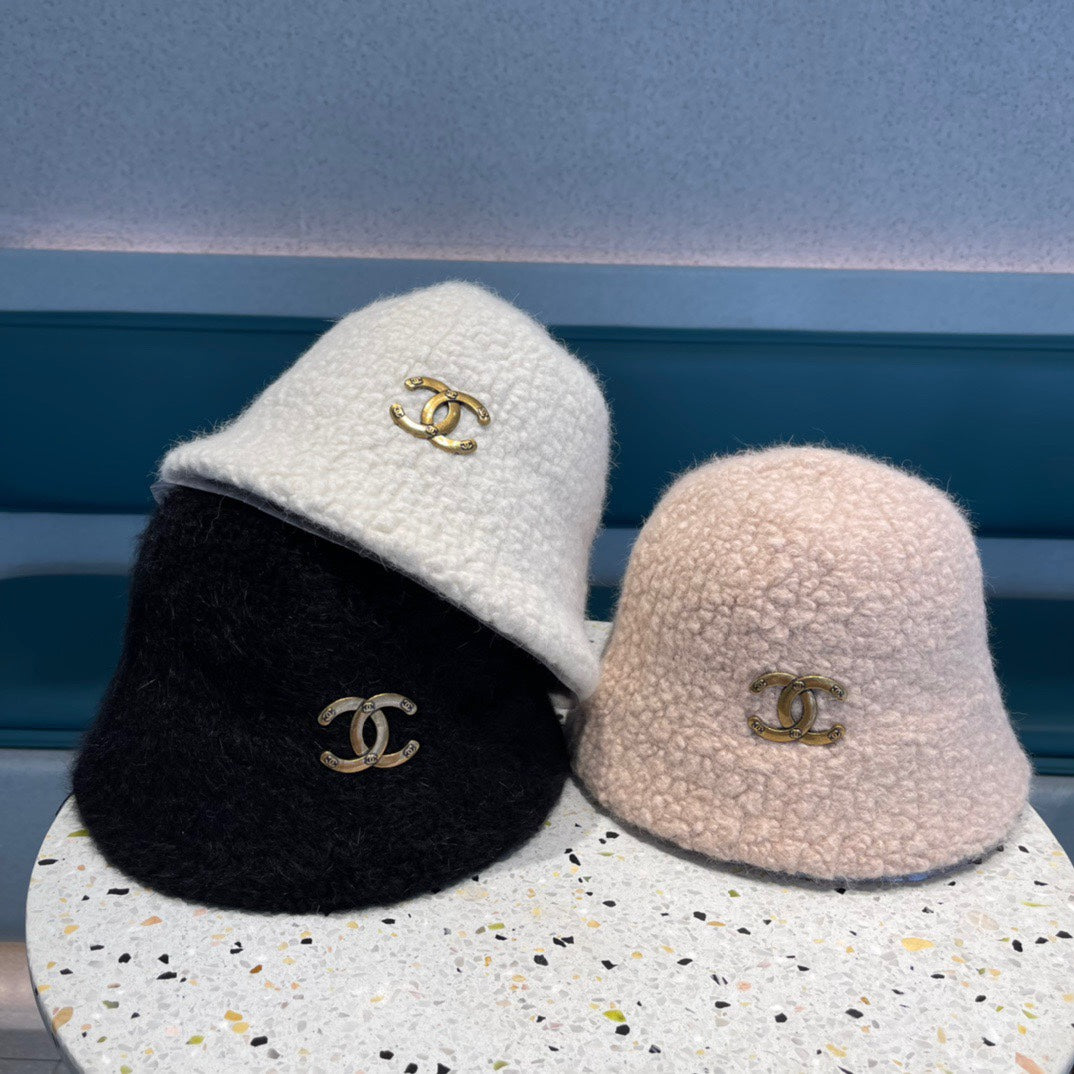 BUCKET HAT IN WHITE LAMB FUR 422035