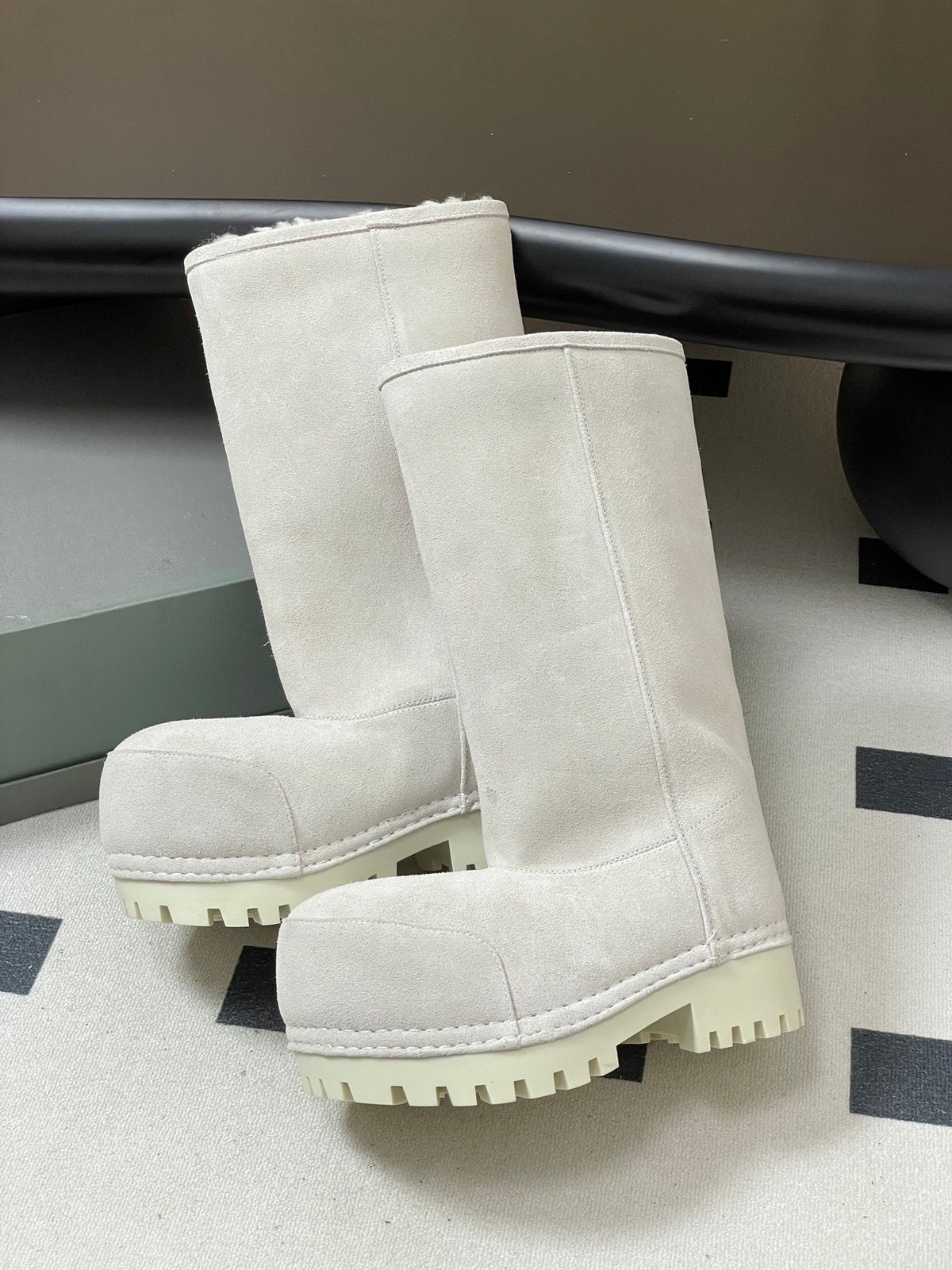 Balenciaga High Snow Boots White Suede 535032