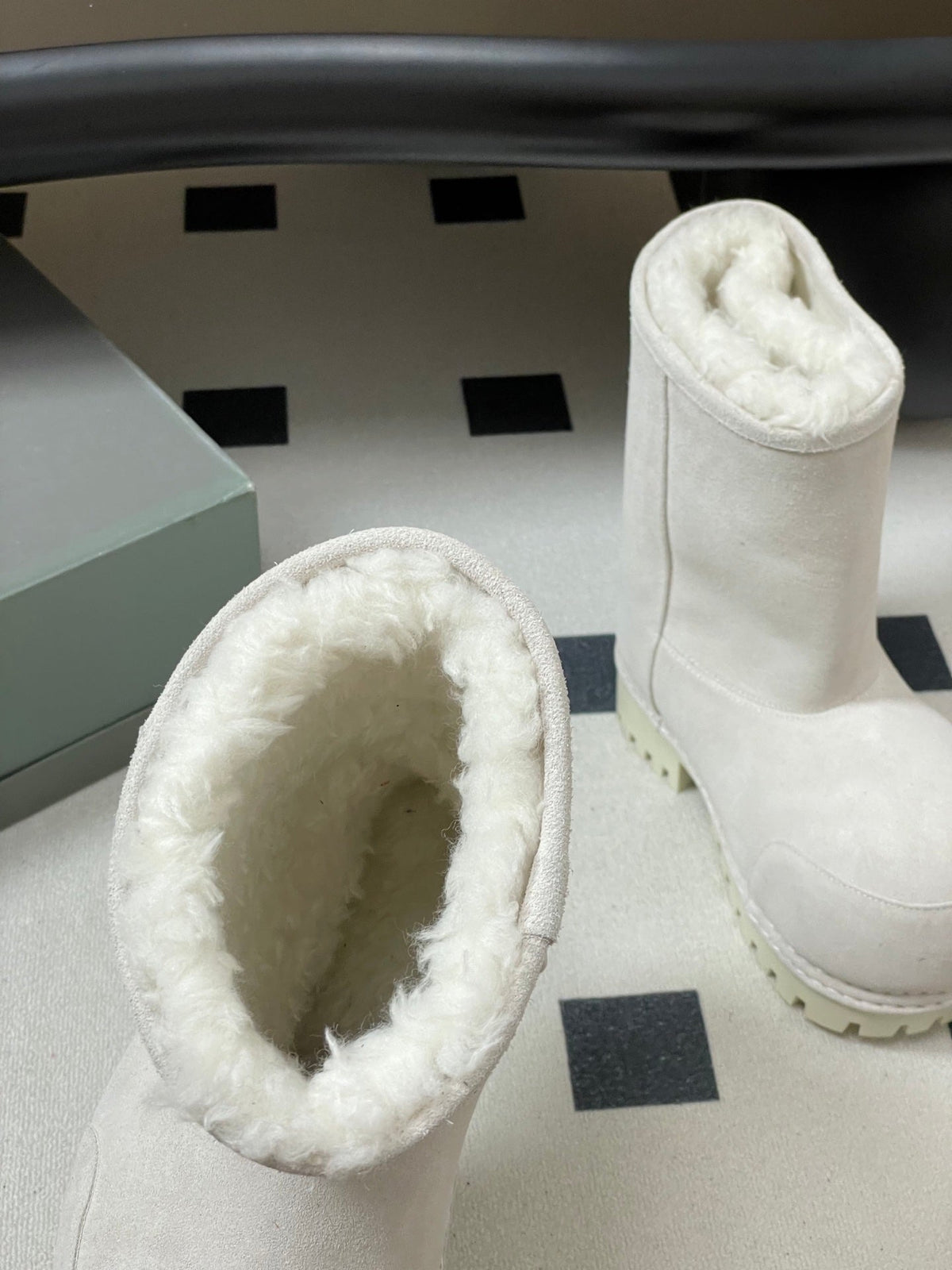 Balenciaga Low Snow Boots White Suede 535035