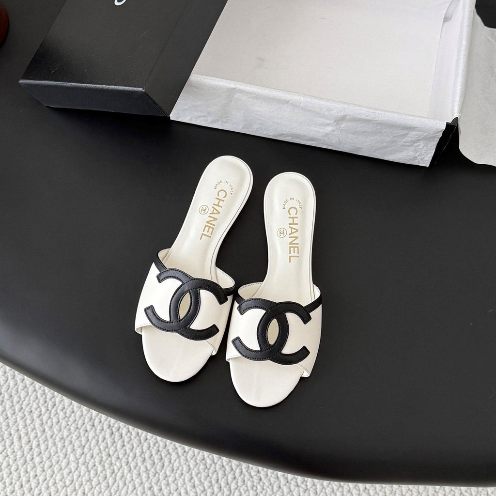 CC 2026 Flat Sandal White Black Lambskin 675868