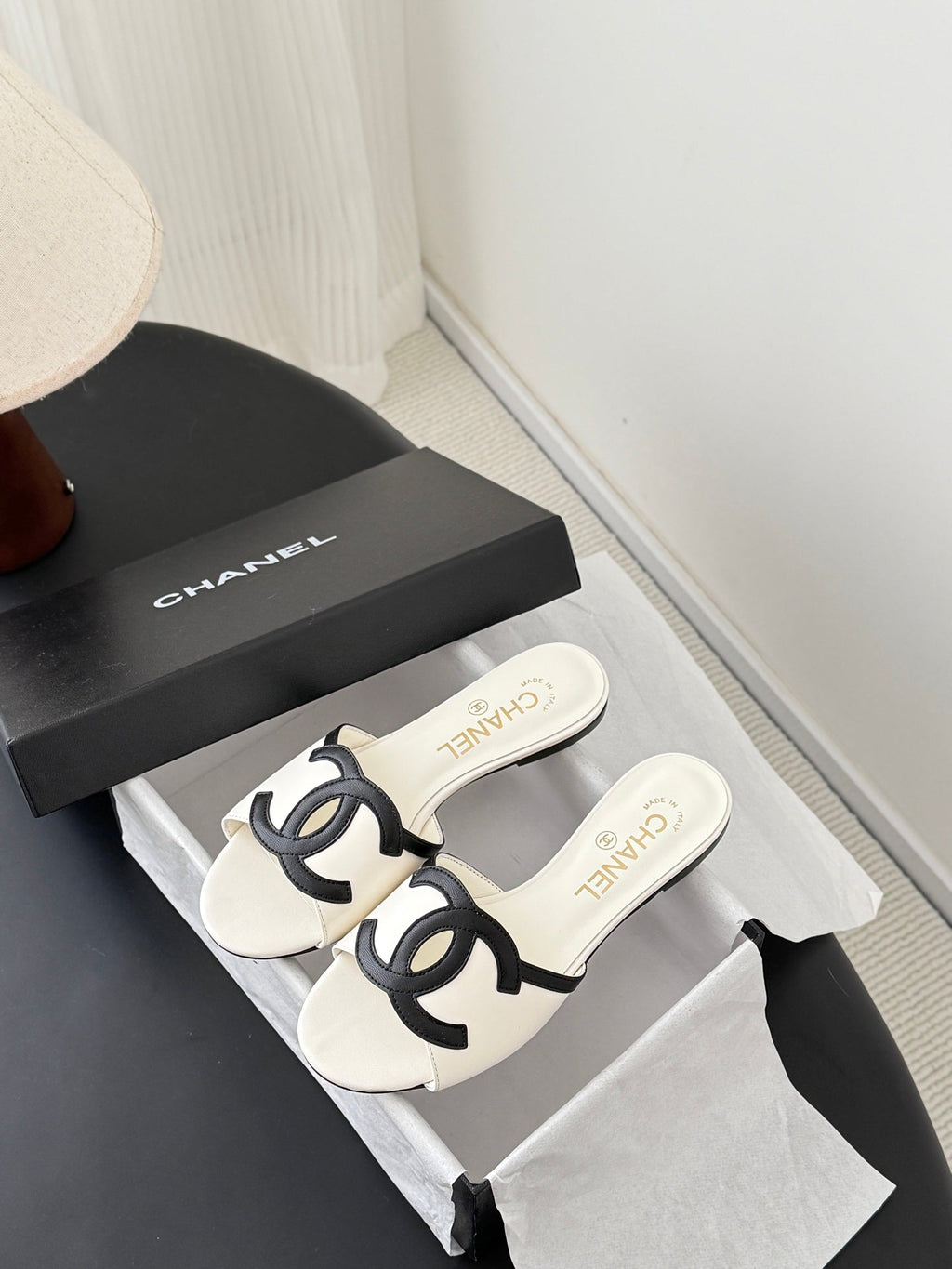 CC 2026 Flat Sandal White Black Lambskin 675868