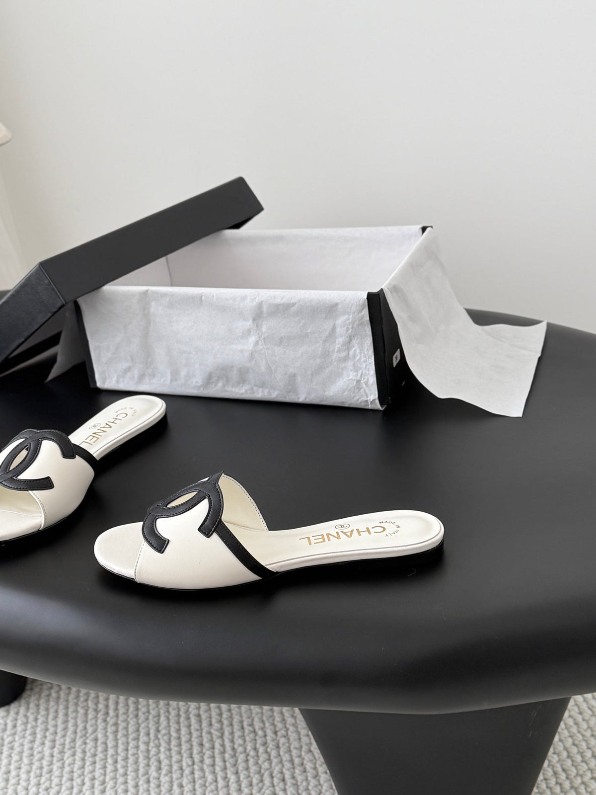 CC 2026 Flat Sandal White Black Lambskin 675868