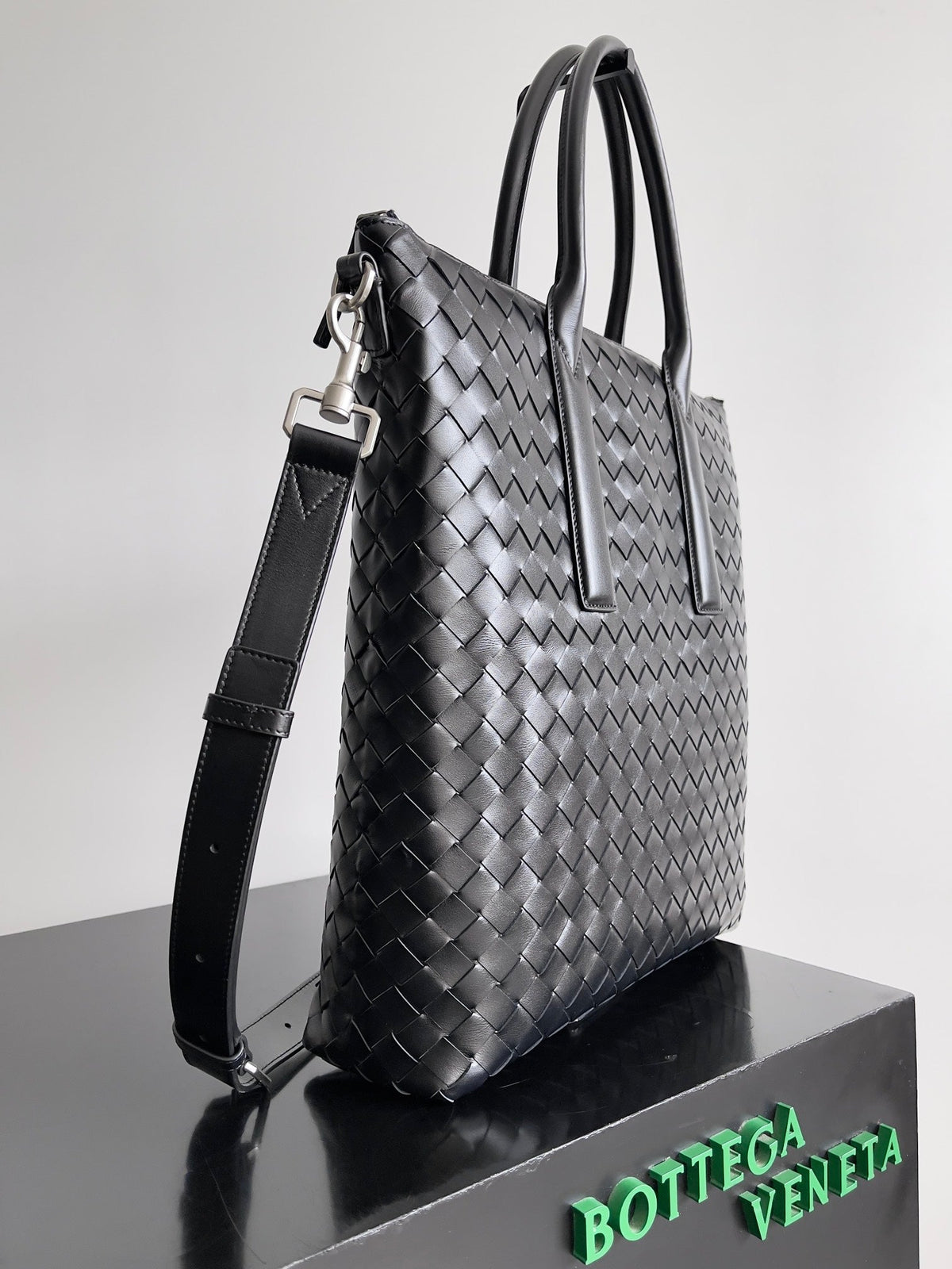 BV 25 Zipped North-South Tote 33.5cm Black Intrecciato Leather