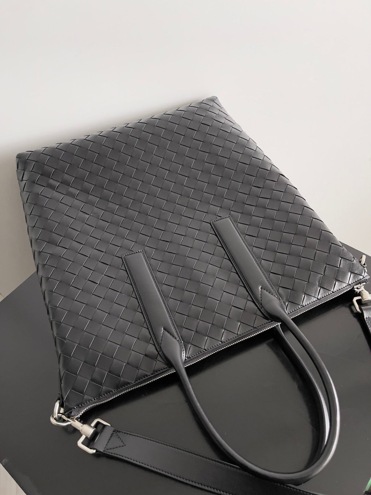 BV 25 Zipped North-South Tote 33.5cm Black Intrecciato Leather