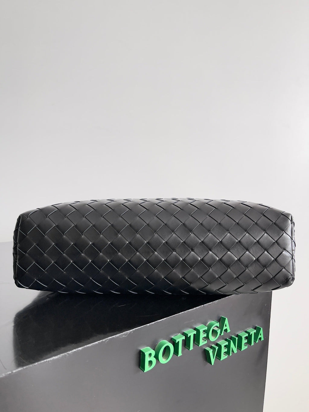 BV 25 Zipped North-South Tote 33.5cm Black Intrecciato Leather