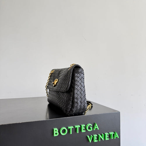BV 26s Madison Bag 27cm Black Intrecciato Leather