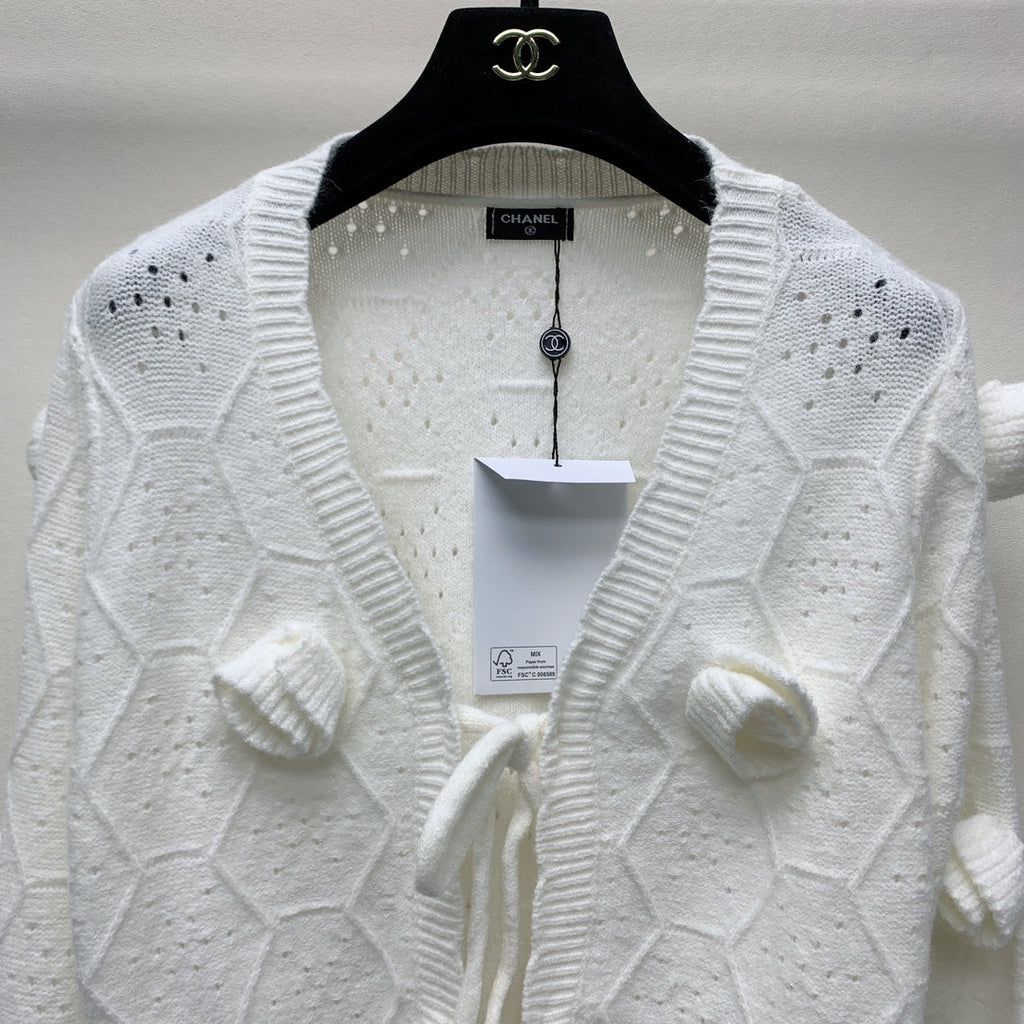 CC 25 Knitted Three-Dimensional Flower Tie Cardigan in White  277591