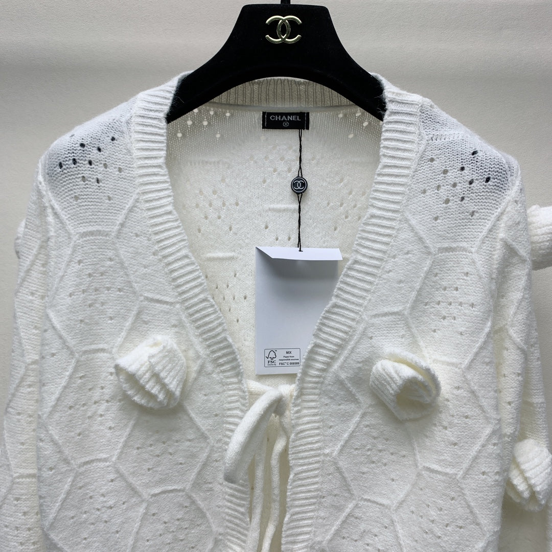 CC 25 Knitted Three-Dimensional Flower Tie Cardigan in White  277591