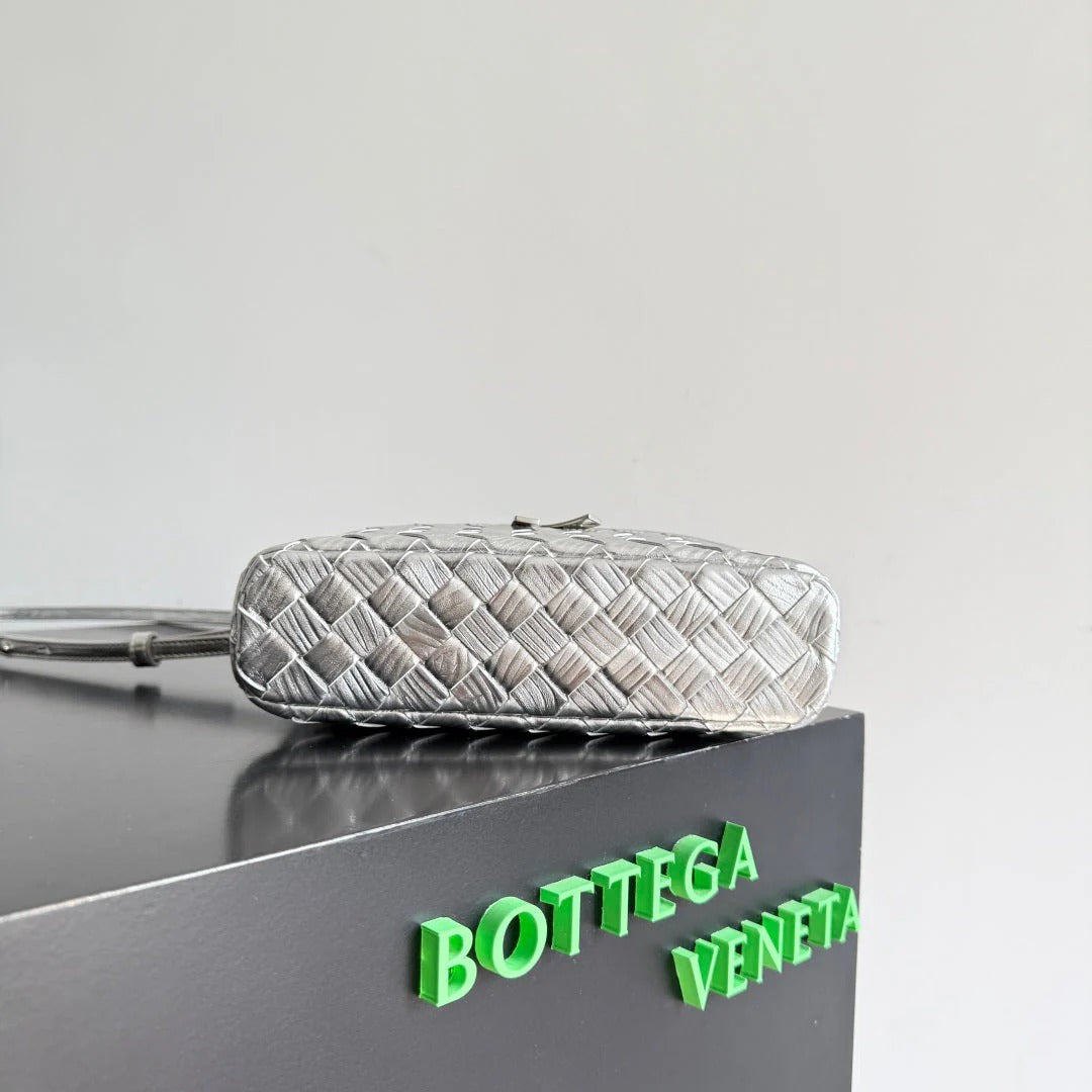 Bottega Veneta 2026 Bang Bang Vanity Case 22cm Silver Laminated Leather 137084