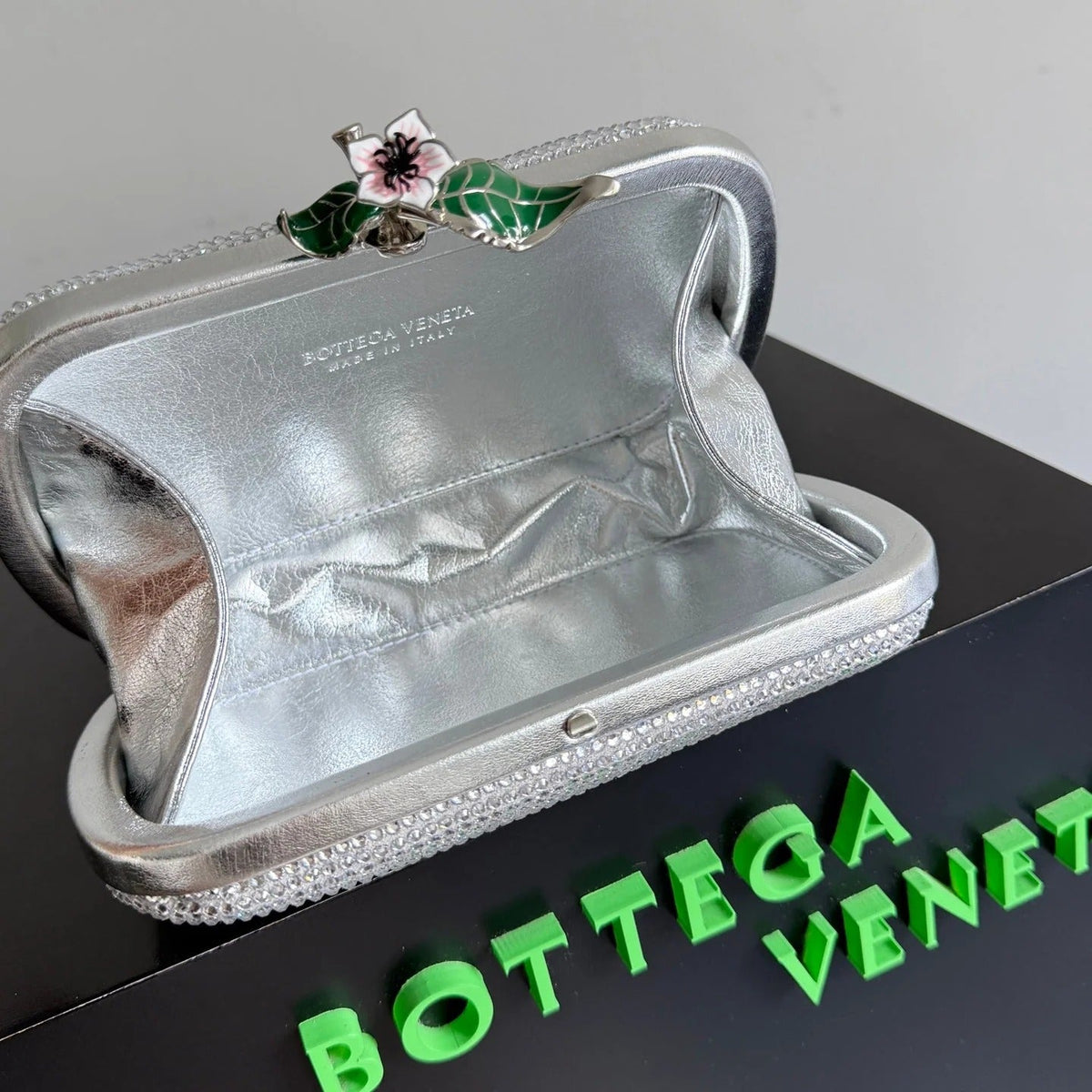 Bottega Veneta 2026 Knot Embellished Clutch 19cm Silver Crystal Leather Minaudière