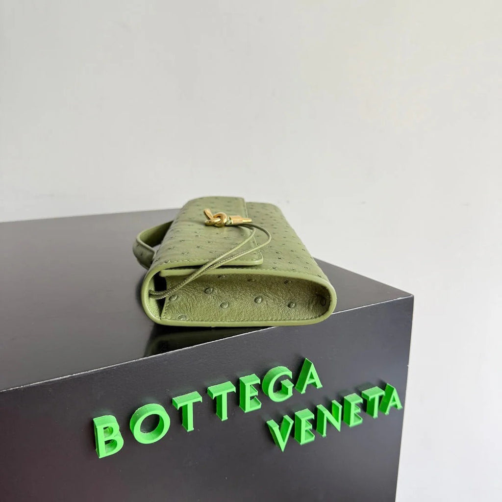 Bottega Veneta 2026 Andiamo Clutch 31cm Green Ostrich Leather 136974