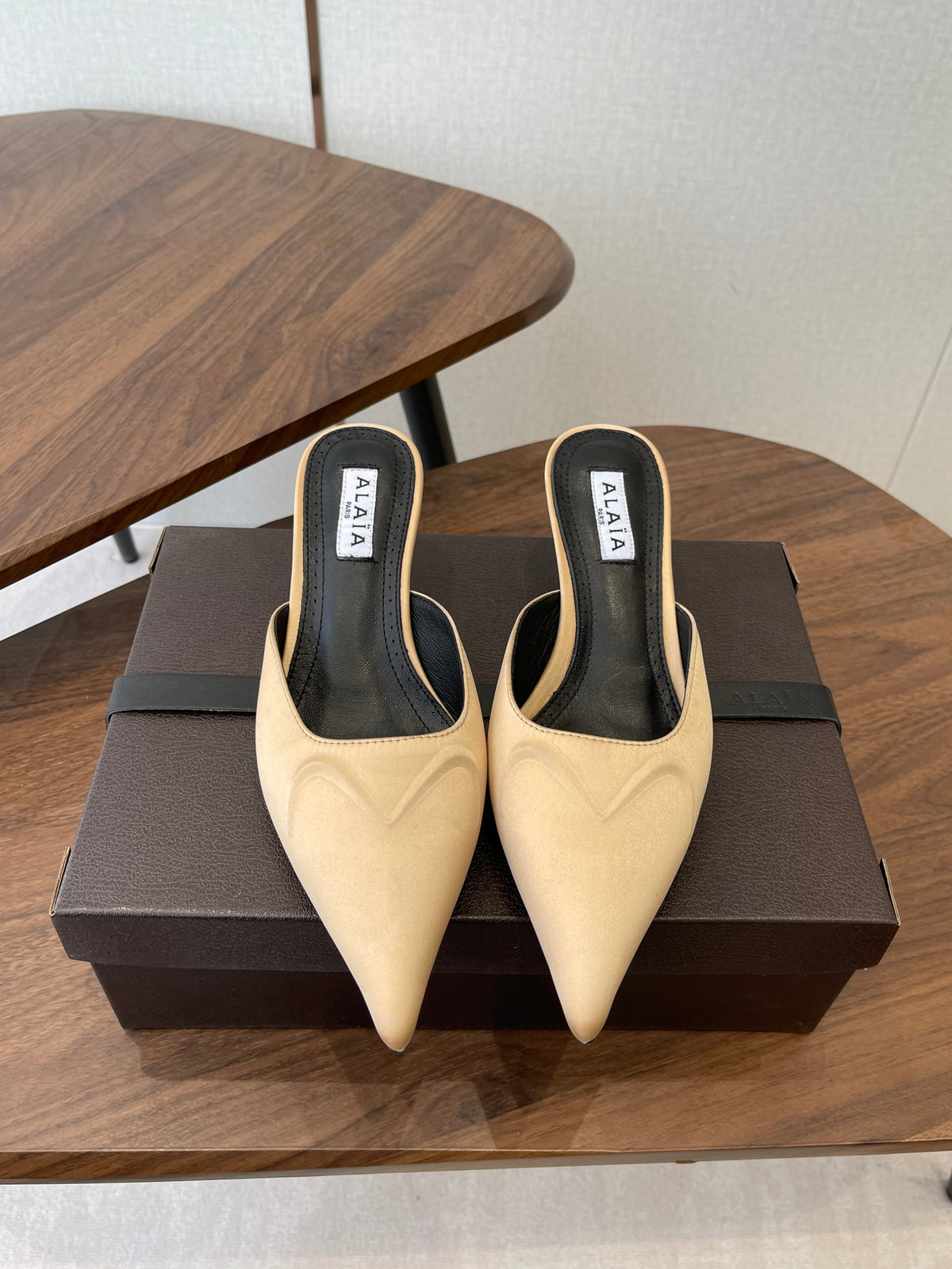 Alaia 26 Pointed-toe Mules 50 Beige Sheepskin 624907